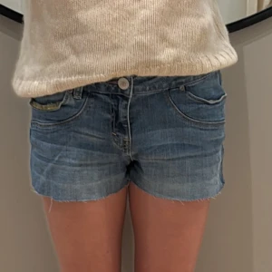 Jeansshorts - Midjemått rakt över: 38cm💘
