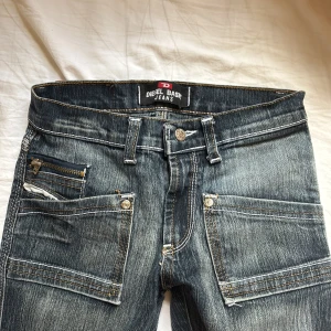 Dieseljeans  - Midjemått rakt över: 32cm💘