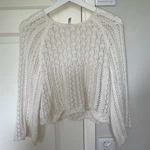 Vit stickad spetsblus från Only - Säljer en vit stickad blus från Only i storlek S. Tröjan har ett vackert spetsmönster och långa ärmar. Säljer då den inte kommer till användning🥰