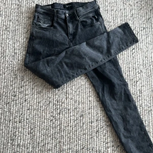 Svarta Replay jeans - Säljer ett par svarta Replay jeans. Jensen är använda men i väldigt bra skick, priset kan diskuteras!