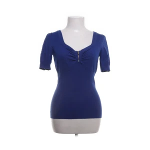 Blå topp med dragkedja från Morgan - säljer då jag aldrig använt, storlek S/M🫶🏻