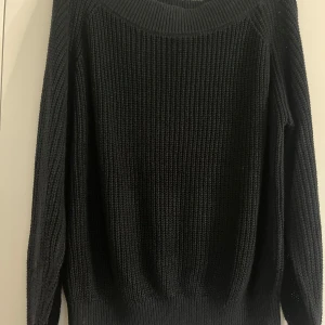 Svart stickad tröja - En enkel svart stickad tröja med rund halsringning och långa ärmar, ifrån Lindex i storlek M men väldigt pösig! 