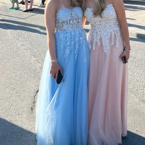 Ljusblå balklänning - Säljer min otroligt fina balklänning i en fin ljusblå färg, storlek S! Köpt förra året för 3500 kr + kemtvätt på 600 kr efter balen🥰Endast använd vid ett tillfälle!