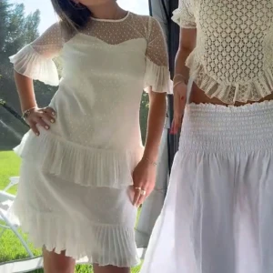 Vit klänning  - Superfin vit klänning med transparenta partier och små prickar. Perfekt till student/skolavslutning/sommaren 🤍  passar xs/s