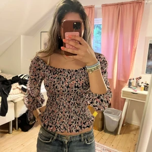Superfin topp  - Supersöt blommig topp från New Yorker. Köpte den för ett tag sen men aldrig använt, alltså i helt nytt skick. Finns inte att köpa någon annanstans. Den är i strl M men passar jätte bra som XS-S