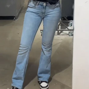 ✨Utsålda flared low waist-byxor från Lager 157✨ - Snyggaste byxorna med låg midja och utsvängda ben – perfekta till både vardag och fest! Storlek S, full length. De är i mycket bra skick. Tyvärr lite för stora för mig. Färgen på jeansen är ljusare i verkligheten - Ser ut som den första bilden ✨