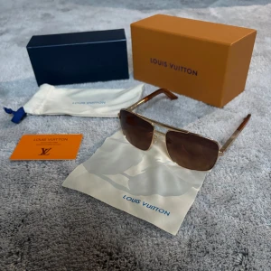 Lv Attitude Glasögon - Guldiga Lv glasögon i nyskick (använd 3-5 gånger den här månaden). Även så kallade ”Andrew Tate Glasses”. Allt på första bilden medföljer. Hör av dig vid fler frågor!😁Pris kan gå att diskutera vid snabb affär!