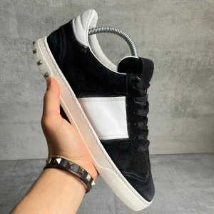 Valentino flycrew - Valentino garavani flycrew | skick - 7,5/10 mycket liv kvar! | några nitat borta | storlek 40,5 passar 41,5 | dustbag ingår! | skriv vid frågor 🙏🏻🙌🏻 |