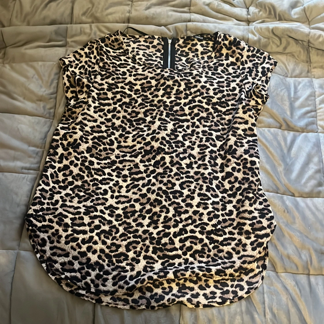 Leopardmönstrad blus från ONLY