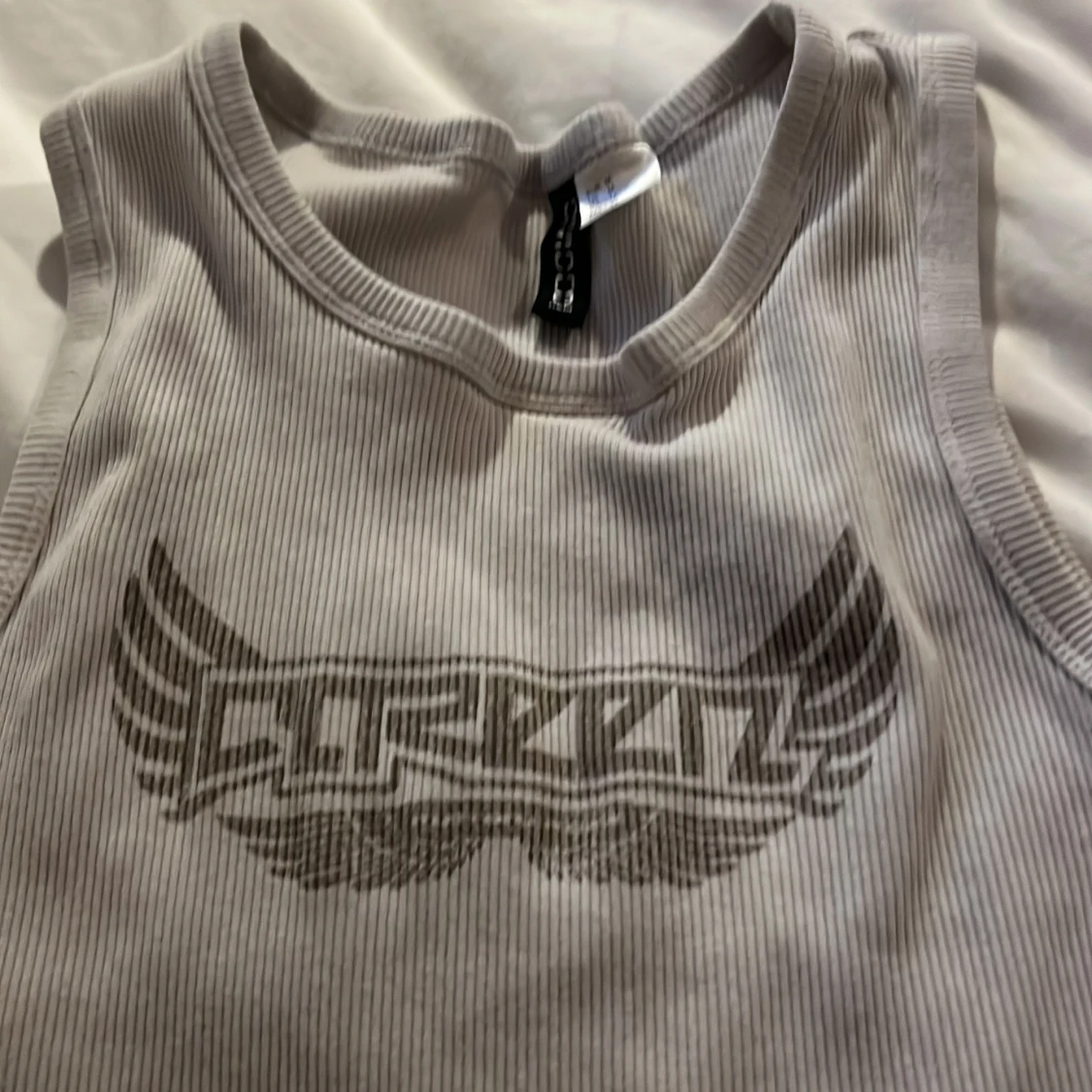 Vit ribbad linnetopp från Divided - 1