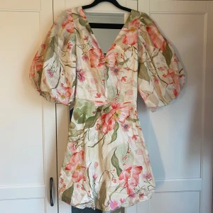 Blommig klänning  - Söt klänning från hm , storlek s