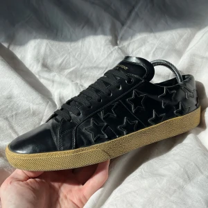 Ysl skor - Säljer mina ysl skor. Extremt bra skick. Inga skador, storlek 40. Endast skorna ingår. Äkta, hör av er vid frågor. Jag fraktar spårbart via PostNord, samma dag eller möts upp, Mvh Oscar