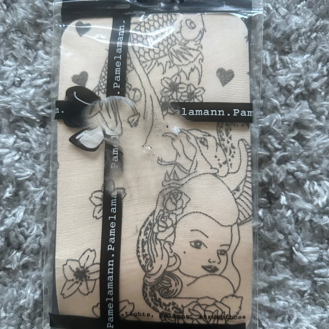 Beige strumpor med tatueringsmönster från Pamela Mann. I onesize