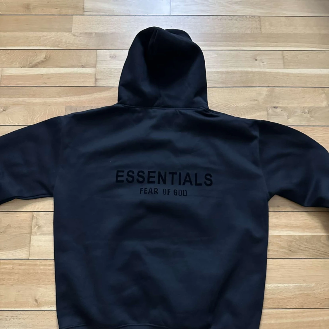 Svart hoodie från Fear of God Essentials