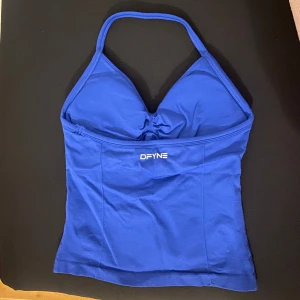 Blå linnetopp från DFYNE - Säljer en blå linnetopp från DFYNE med smala axelband. Helt ny endast testad 1 gång. 