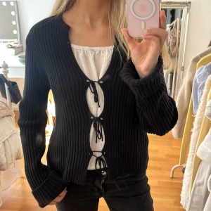 Kofta med knutar/ rosetter  - Super fin kofta man kan knyta rosetterna tajtare eller ta bort dem, de är en L men passar som en S