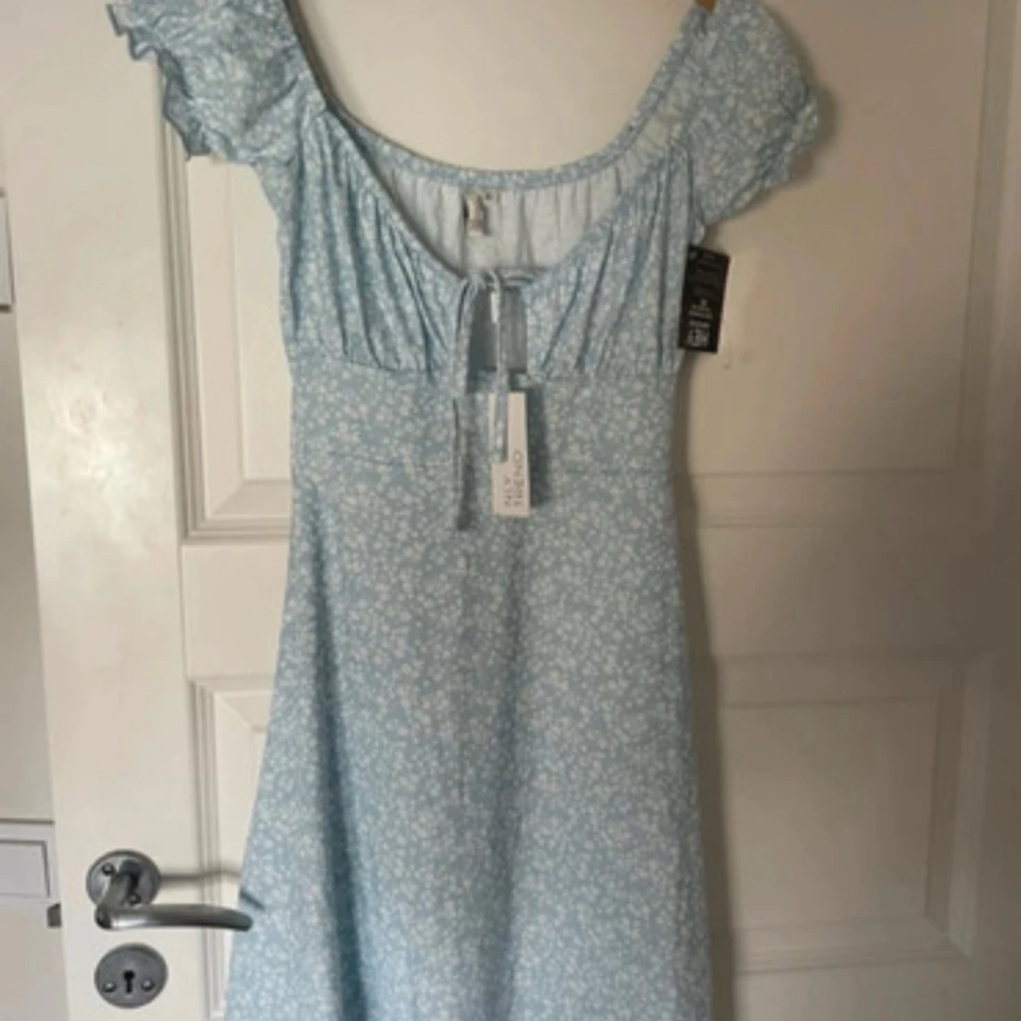 Ljusblå kort klänning