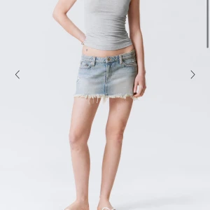 Jeanskjol Weekday - Säljer en snygg ljusblå jeanskjol från Weekday med fransad nederkant. Jättesnygg!! Helt oanvänd, säljer då jag har två likadana❤️ Slutsåld