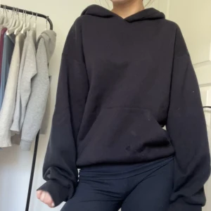 Svart hoodie - Säljer en svart vanlig hoodie från H&M i storlek 158/164 men sitter mer som en XS/S. Den kommer inte riktigt till användning, men är hur skön som helst! Självklart tvättas den innan den skickas!!!