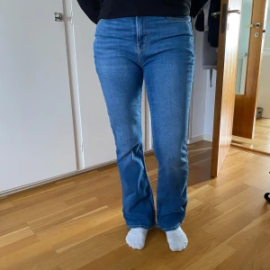 Lee bootcut jeans  - Blå bootcut jeans från Lee i modellen Breese Boot. Jeansen har normal passform, med lätt utsvängda ben. Storlek W29 L31.