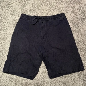 Linneshorts J.Lindeberg - Säljer dessa mörkblå shorts från J.Lindeberg i 100% linne. De är storlek 44 skulle säga de sitter som S/M kan mäta dom på längden om det behövs! Hör av dig vid frågor 