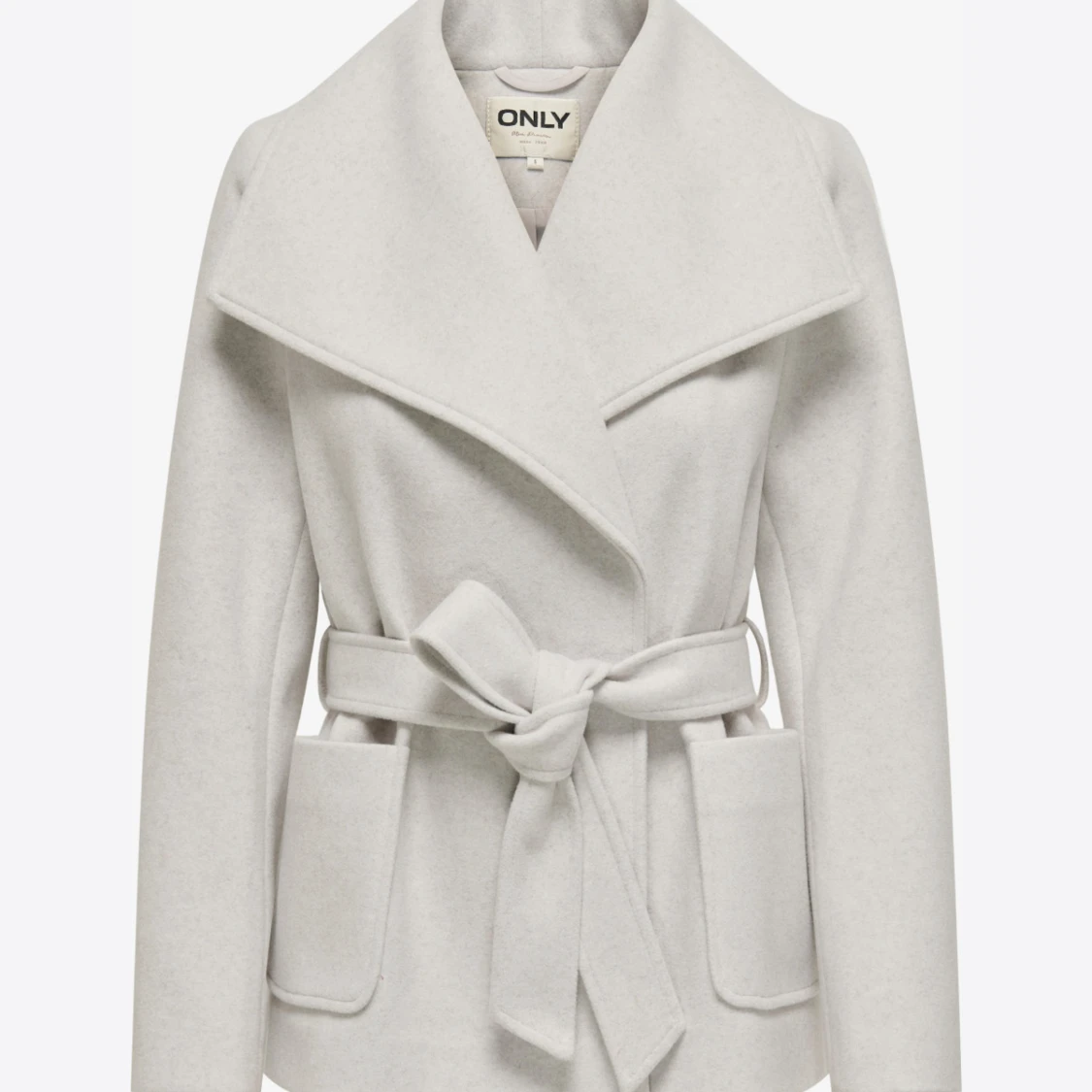 Ljusgrå kappa med bälte från ONLY