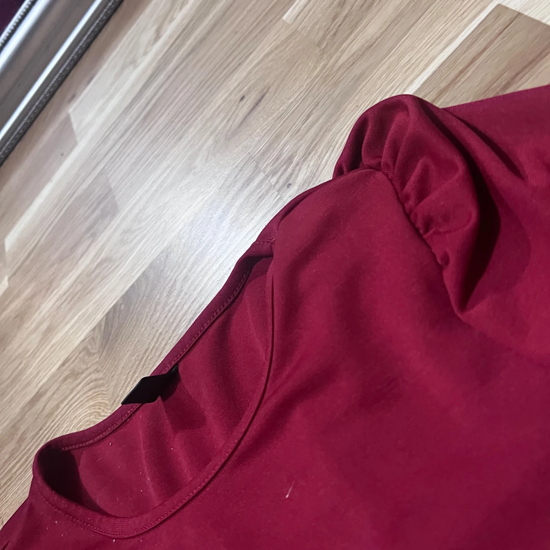 Vinröd långärmad klänning med puffärm - 1