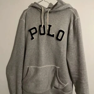 Polo Ralph lauren hoodie  - Hej! Säljer en grå polo Ralph lauren hoodie som är helt ny nypris runt: 1700 mitt pris 699. 
