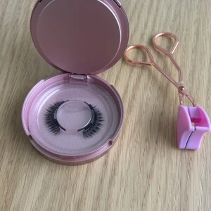 Helt nytt! 2 per Magnetiska lösögonfransar - Säljer ett set med två par magnetiska lösögonfransar i svart, för jag behöver ej dem. De är helt nya och oanvända. De är mix fransar. Behövs EJ lim. För de är magnetisk 