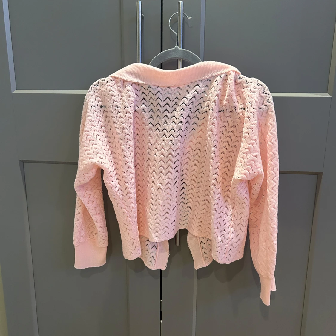 Ljusrosa stickad kofta med rosett från Courtelle - 4