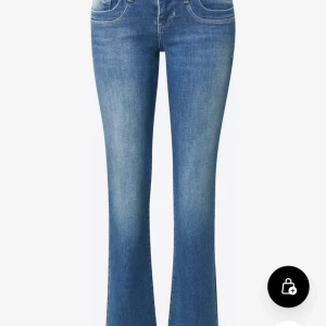 Blå bootcut jeans från ltb  - Populära ltb jeans i modellen valerie. Storlek 25/32, skriv för egna bilder🌟💞nypris 800, vid snabb affär kan priset diskuteras