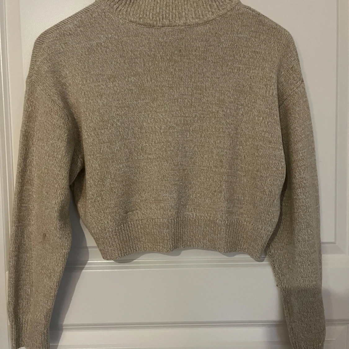 Beige croppad stickad tröja - 2