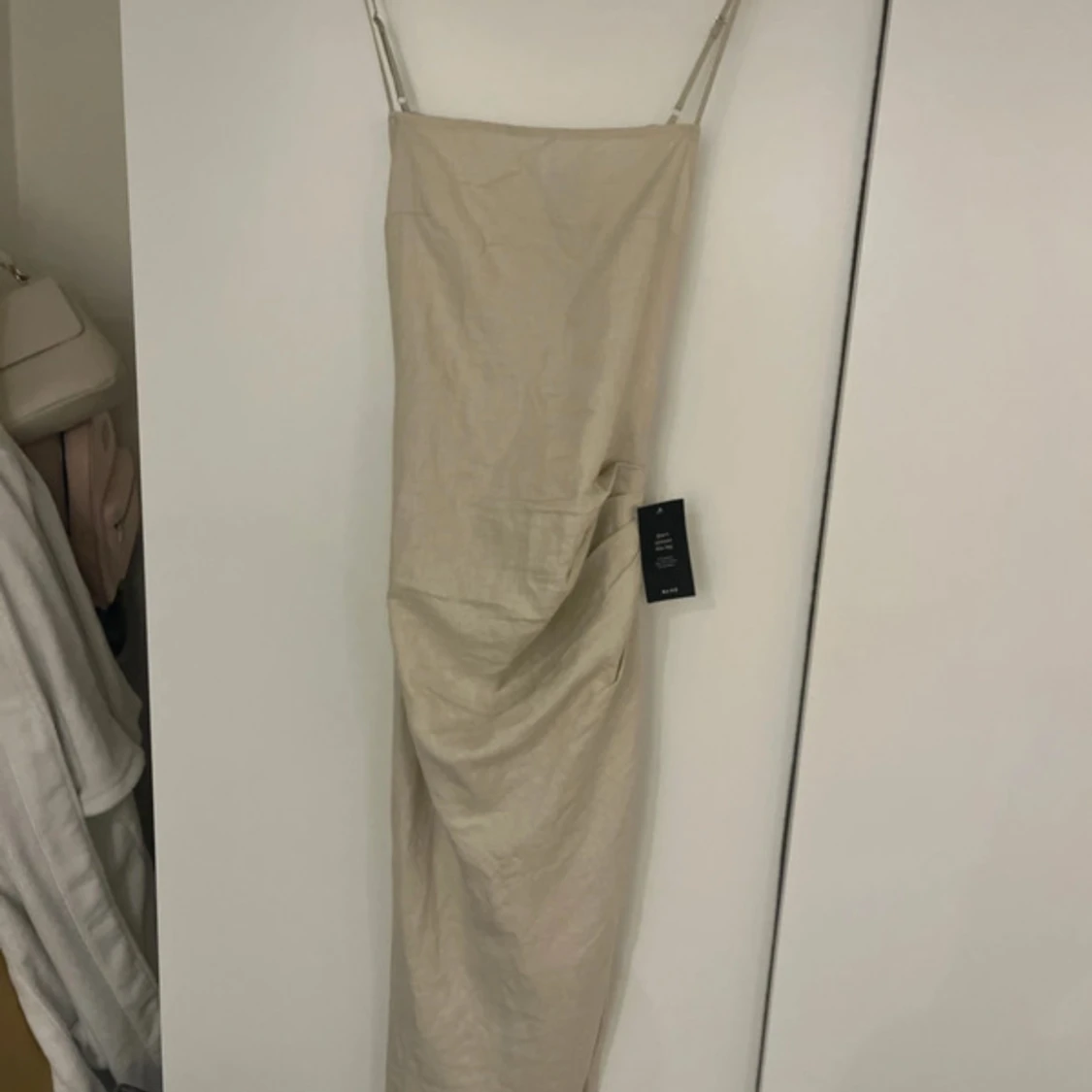 Beige långklänning i linne från NA-KD - 1