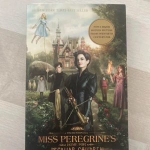Miss Peregrine's Home for Peculiar Children - En mystisk ö, ett övergivet barnhem och barn med märkliga krafter. Denna spännande roman blandar foto och berättelse på ett unikt sätt. Perfekt för dig som gillar äventyr, fantasy och lite mörkare mysterier. Boken har även blivit film av Tim Burton.