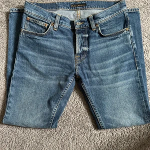 Grim Tim Nudie Jeans - Säljer nu ett par grim Tim Nudie Jeans i storlek 28W 28L. Använda bara ett fåtal gånger. Ny pris 1600