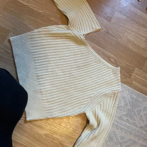 Beige ribbad stickad tröja - Sne skuten arm, hur fin som helst på! 