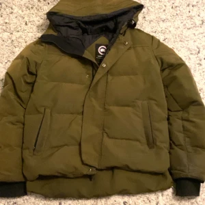 Canada goose jacka  - Intresserad av att byta mot en annan vinter jacka. Hör av dig om du är intresserad av att byta 