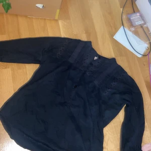 Fin skjorta  - Det är en fin skjorta med detaljer där fram 