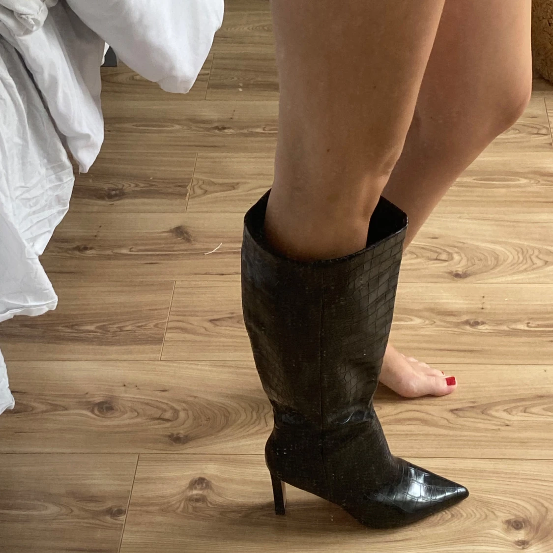 Svarta höga boots med krokopräglat mönster - 2