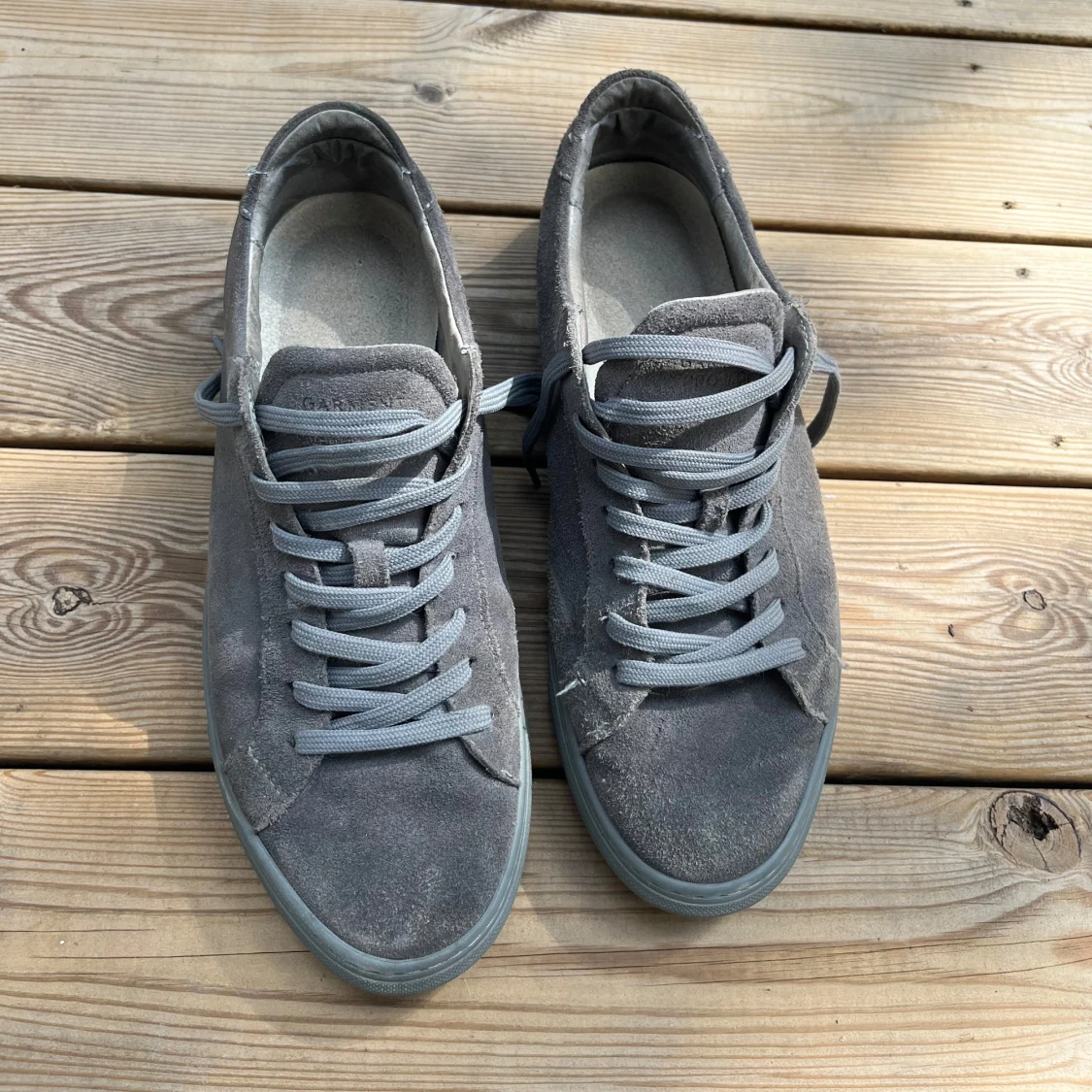 Grå mockasneakers från Garment Project