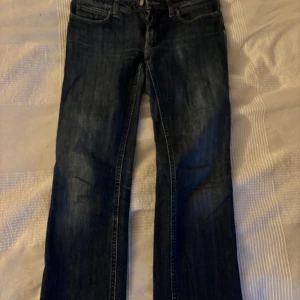 Straight leg jeans från acne  - Fina acne jeans i storlek 30/34. Passar bra på mig som vanligtvis har 36/38. Är 170cm lång för referens. Midjemått 78cm