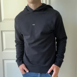Apc Hoodie svart M  - Inga defekter förutom att trådarna till luvan är borta men det märks knappast.   Helt svart. Modellen är 180,75 kg. Kom med frågor 
