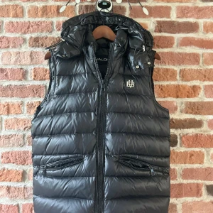 Svart Bvaldi väst  - Svart Bvaldi väst. Skick:10/10 nästintill aldrig använd. Storlek: Xs men passar S/xs