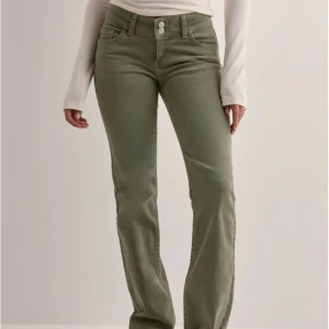 Gröna Nelly jeans  - Skiit snygga jeans från Nelly i en fin grön färg, typ helt nya använts ung 5 gånger inga defekter. Stl 36, köpts för 699 säljer för 470, kanske kan pruta . Lågmidjat och bootcut