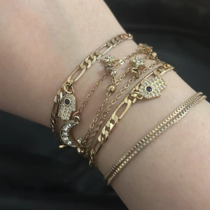 Guldiga armband med stjärnor & hamsa - Säljer jättefina armband i ett set. 🫶 7 st olika armband. Fina och simpla att ha nu på sommar och till skolan. 