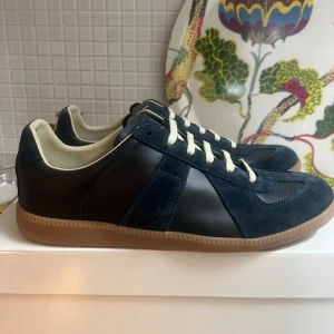 Maison margiela GATS navy - Säljer mina Maison Margiela GATS i färgen navy blue. Använda fåtal gånger 