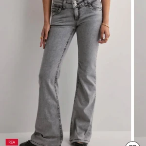 Grå Nelly jeans - Grå jeans från Nelly, low waist bootcut💕använda fårtal gånger säljer pågrund av att de ej andvänds av mig. Pris kan diskuteras