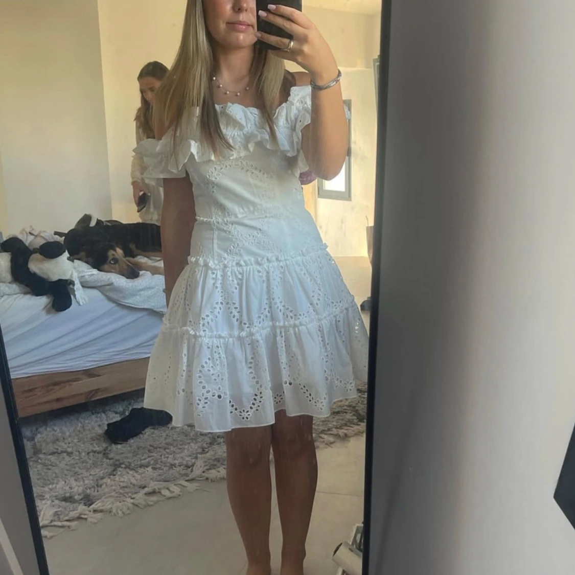 Vit offshoulder klänning med volang - 1