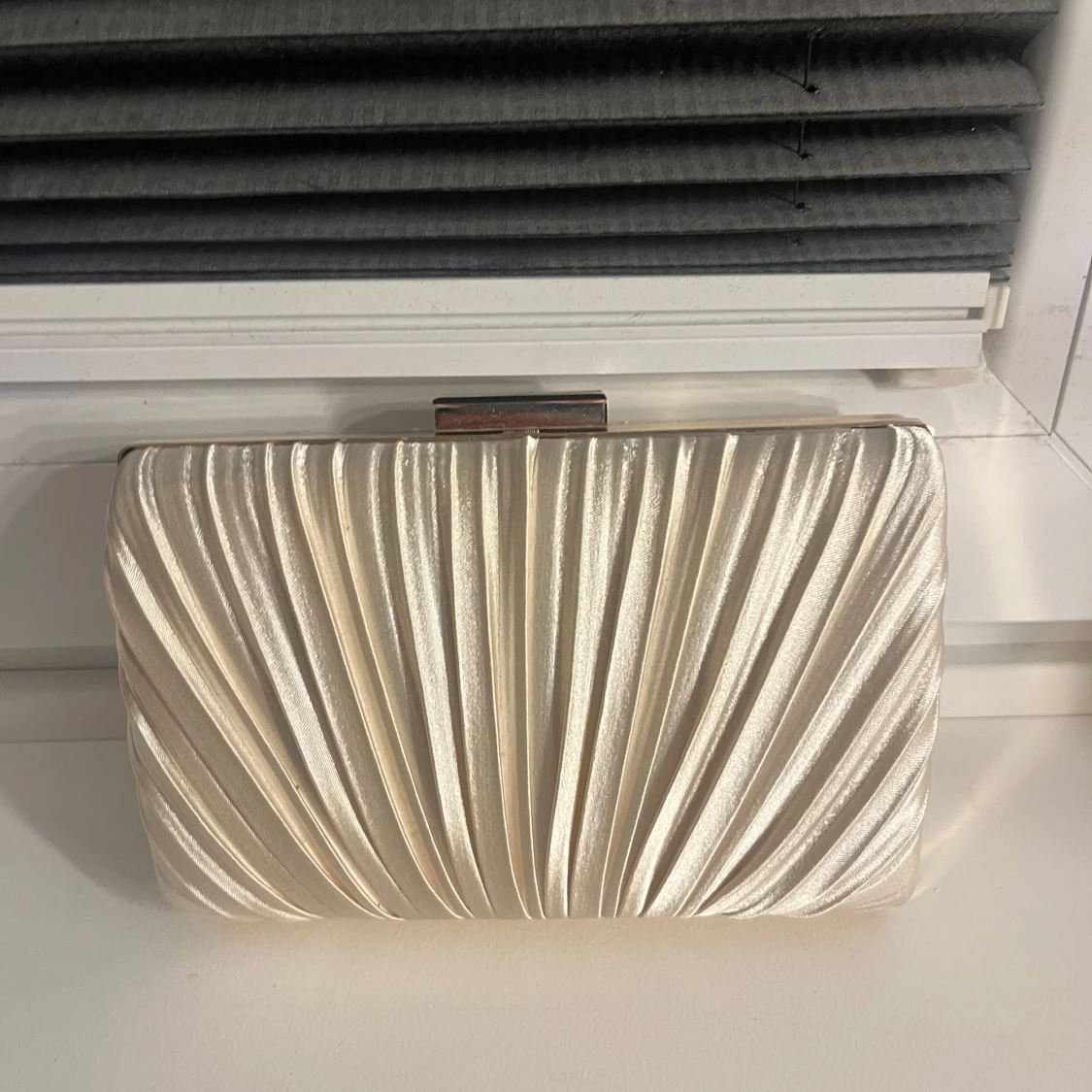 Champagnefärgad clutch i satin