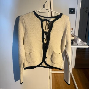 Gullig kofta - Super sött kofta som aldrig kommit till användning😍😍😍Storlek M men sitter som en xs-s